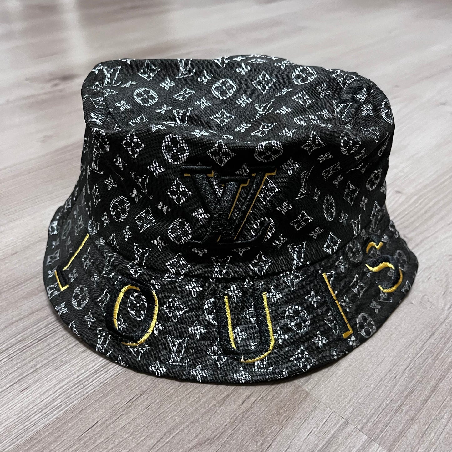 GORRO LV NEGRO/NEGRO/DORADO