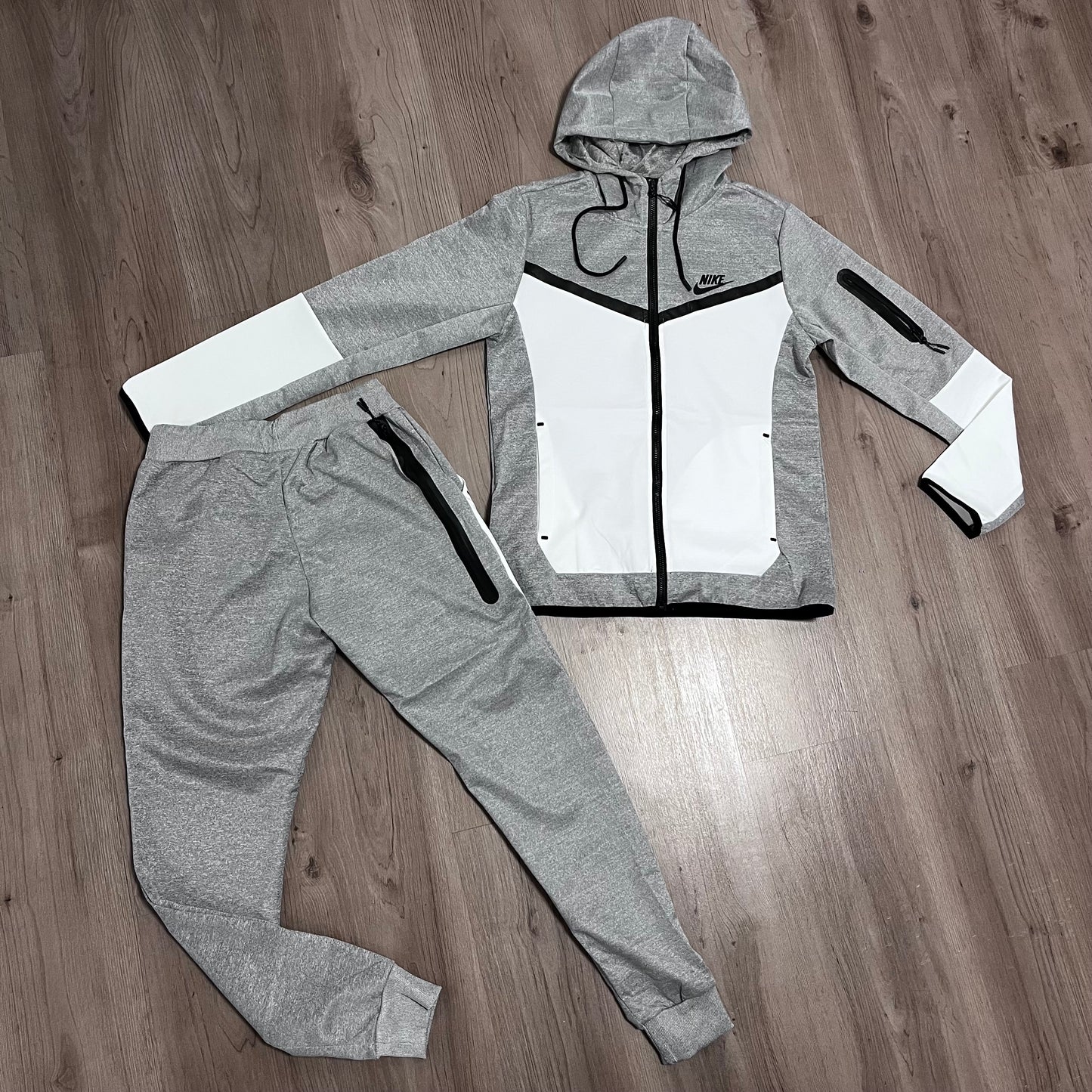 Conjunto NIKE TECH GRIS/BLANCO