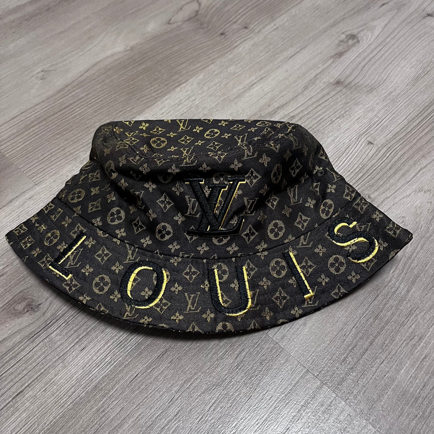GORRO LV MARRÓN/NEGRO/DORADO