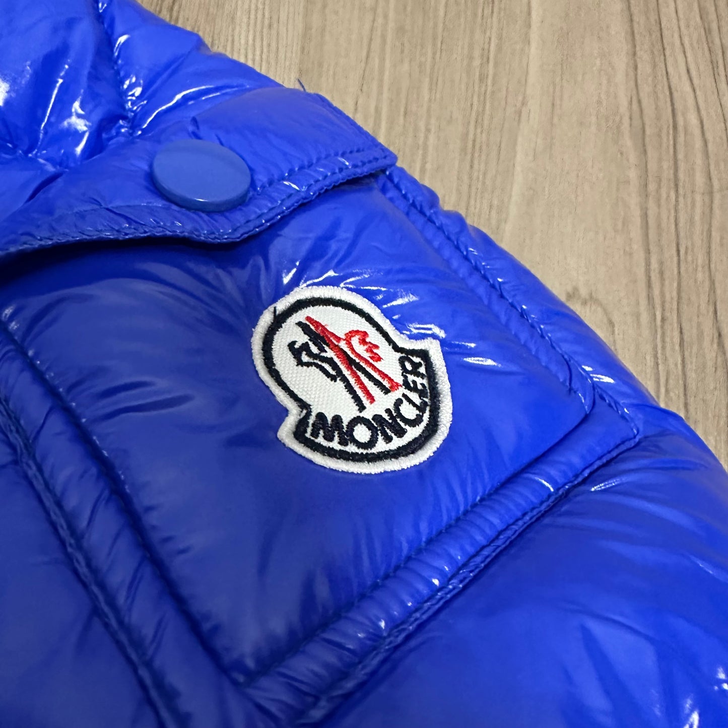 CHAQUETÓN BORDADO ACOLCHADO MONCLER AZUL ELECTRICO