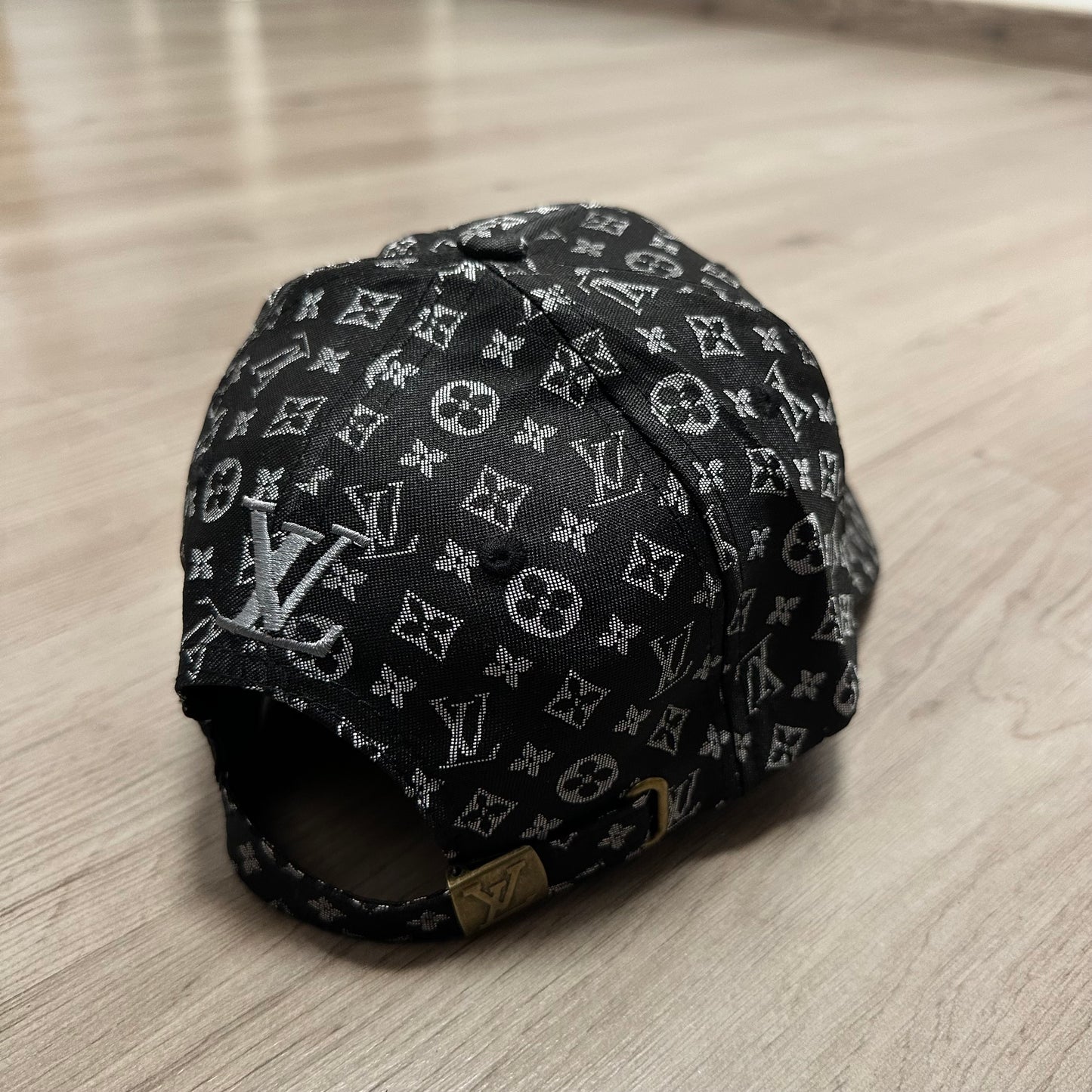 GORRA LV NEGRO/PLATEADO