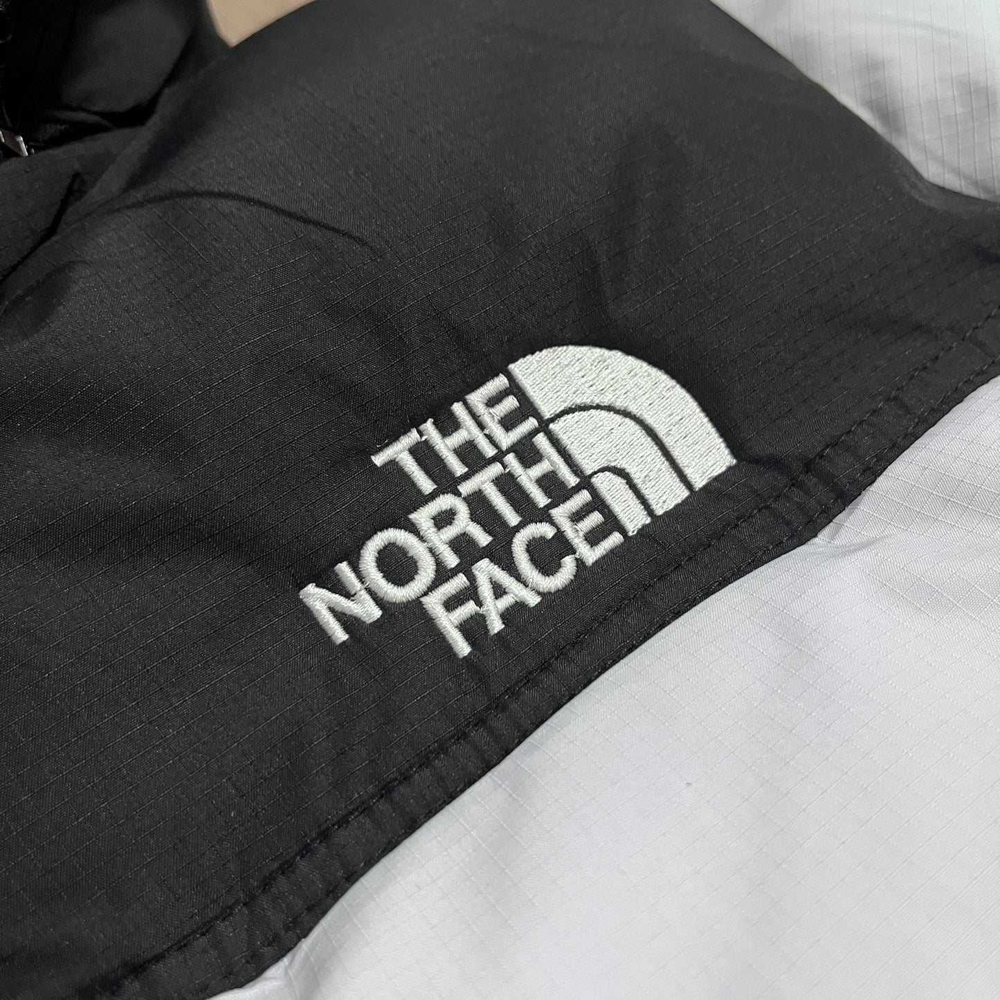 CHAQUETÓN ACOLCHADO NORTH FACE GRIS CLARO