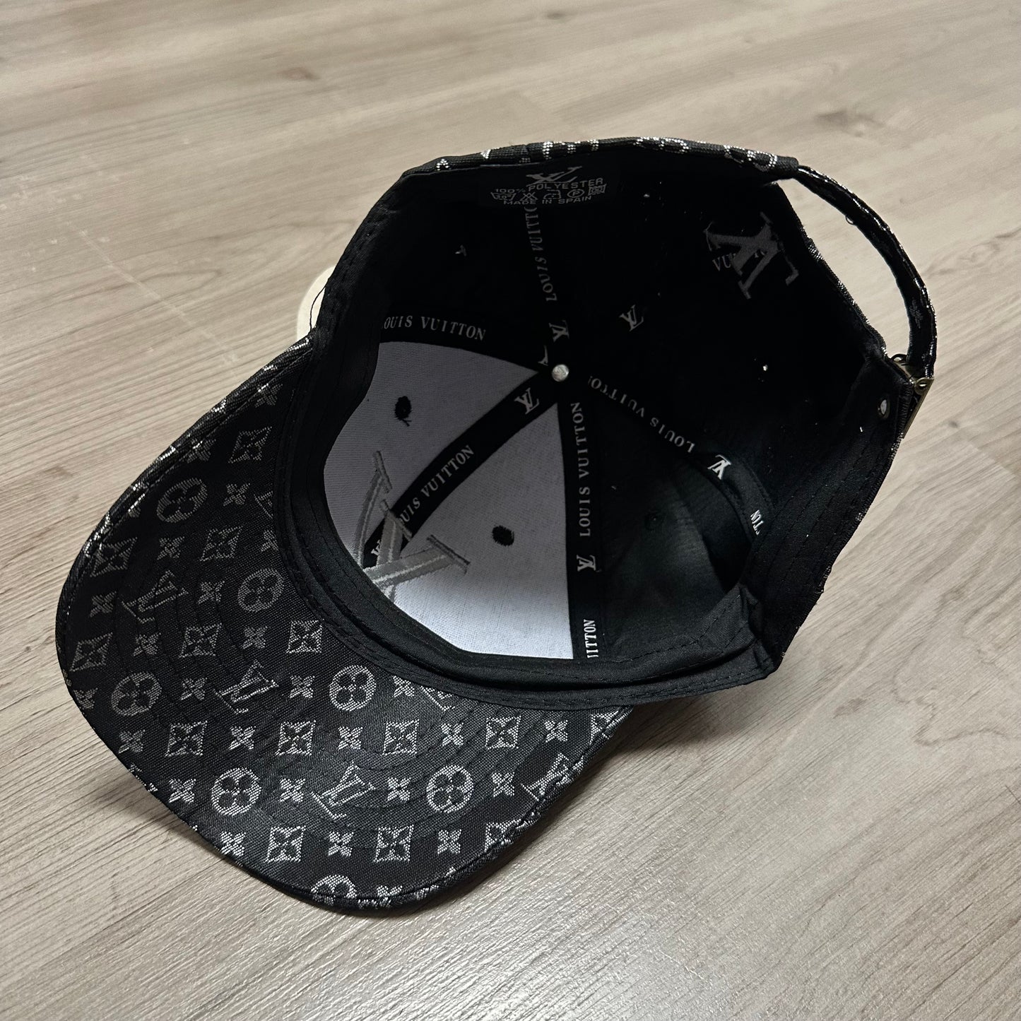 GORRA LV NEGRO/PLATEADO