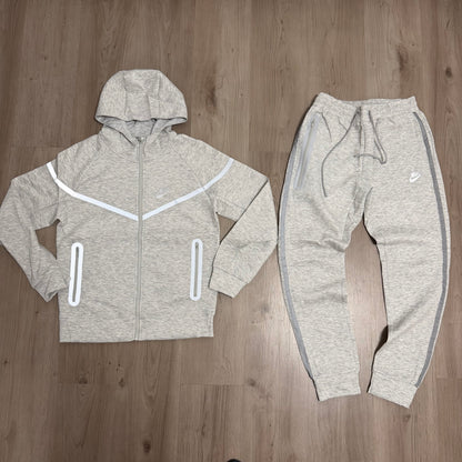 Conjunto NIKE TECH