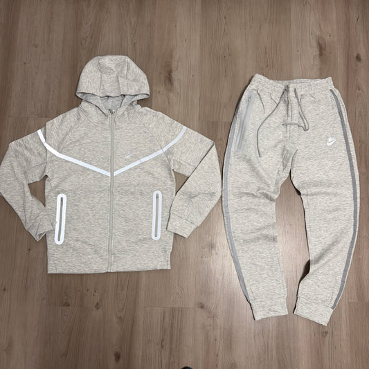 Conjunto NIKE TECH