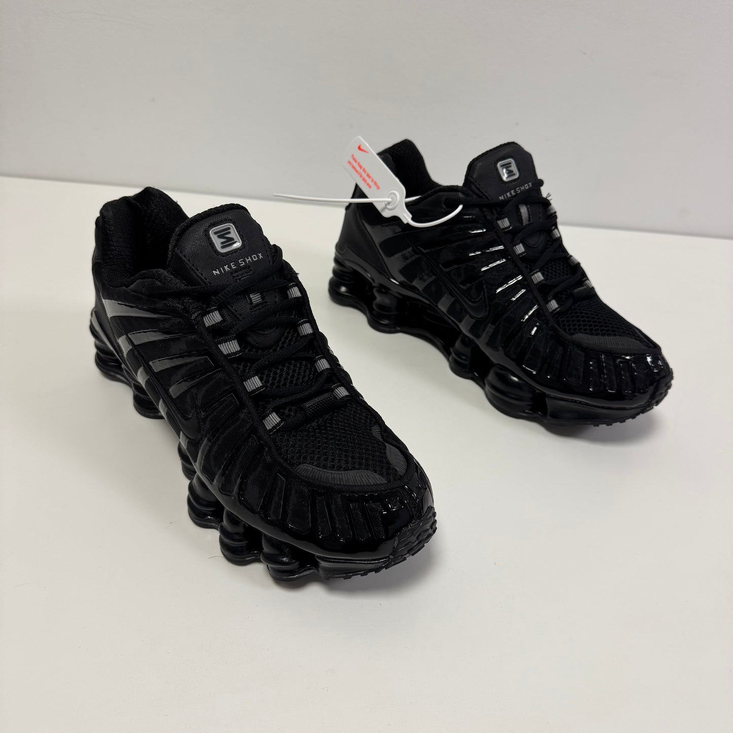 NIKE SHOX LÍNEAS GRISES REFLECTANTES🍭