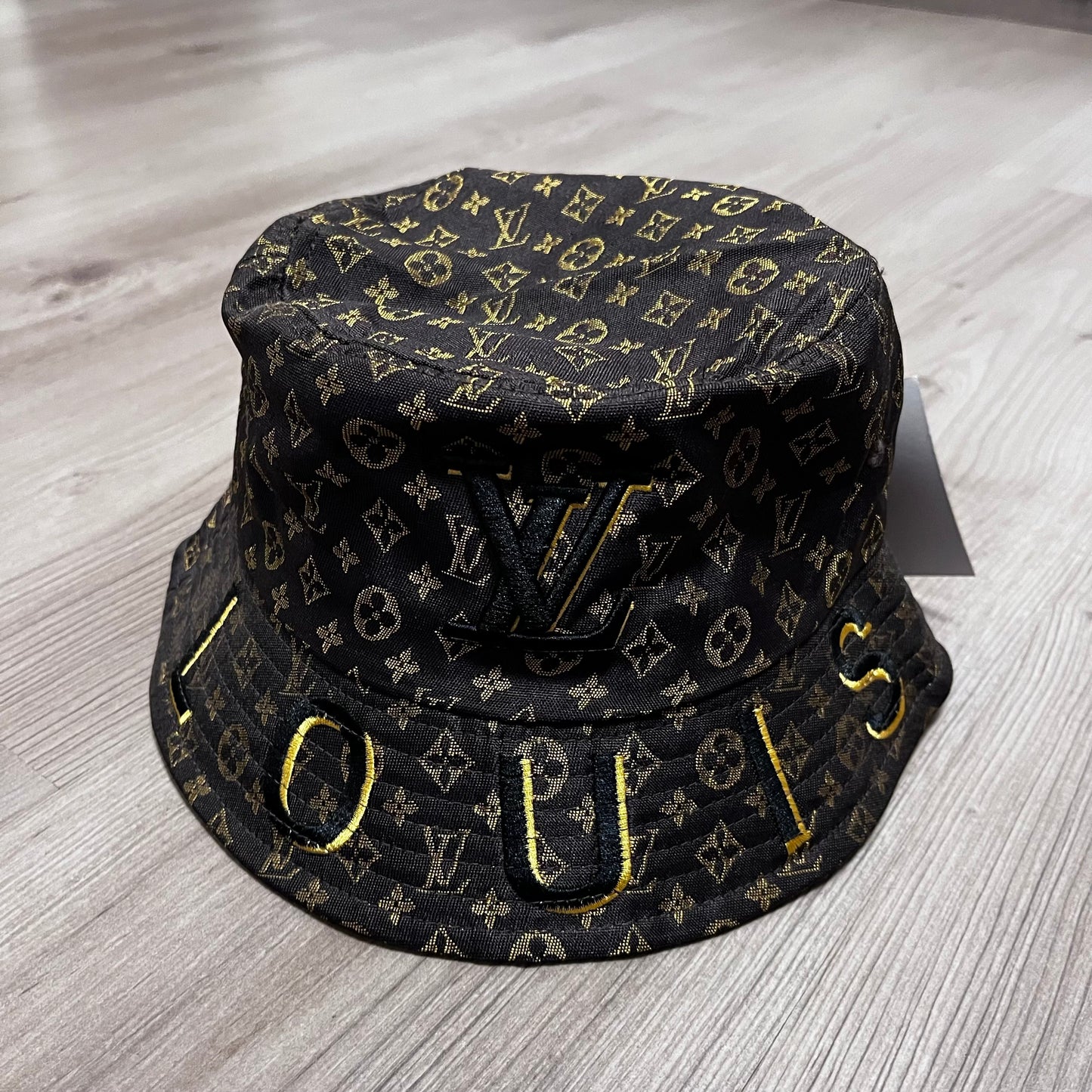 GORRO  LV MARRÓN/NEGRO/DORADO