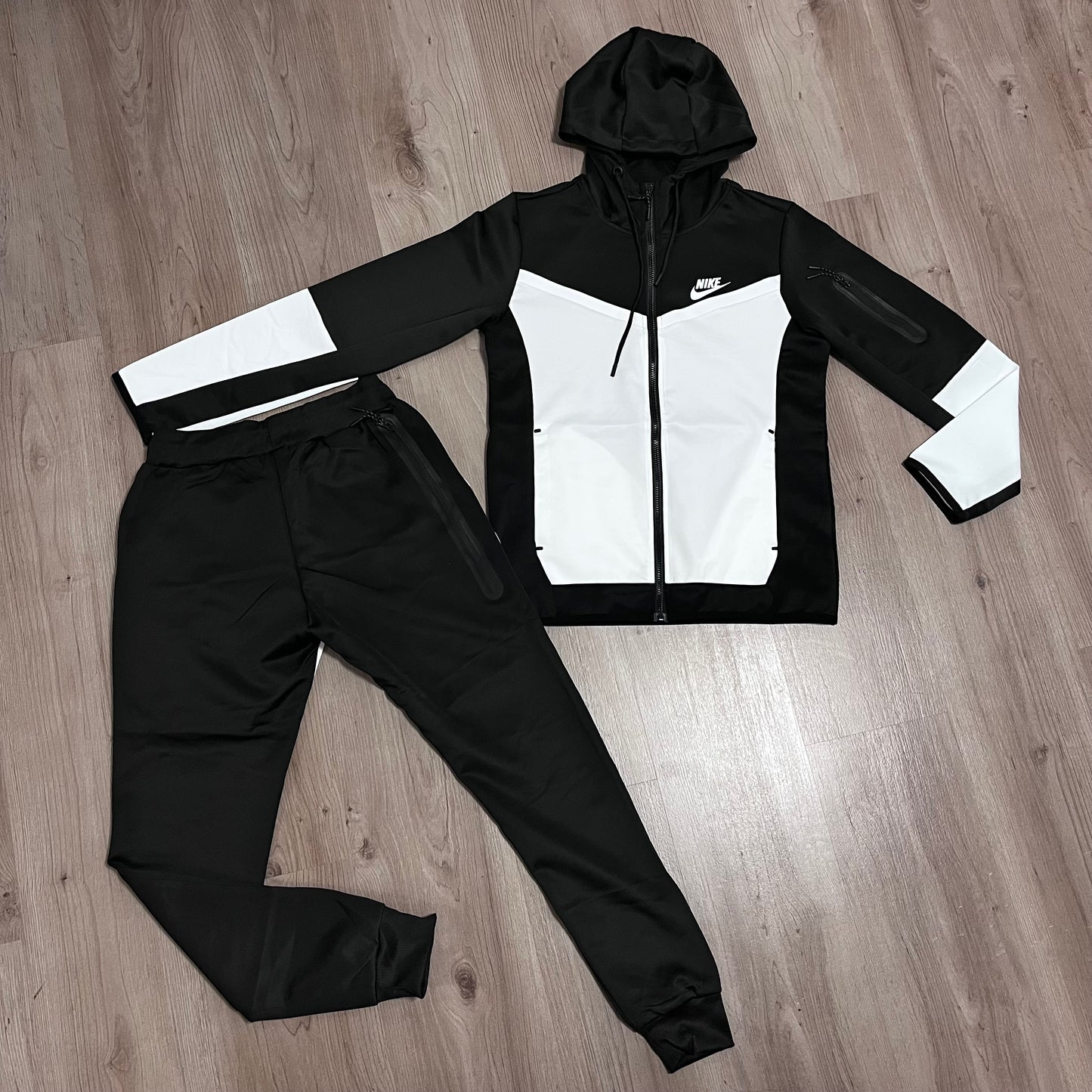 Conjunto NIKE TECH NEGRO/BLANCO