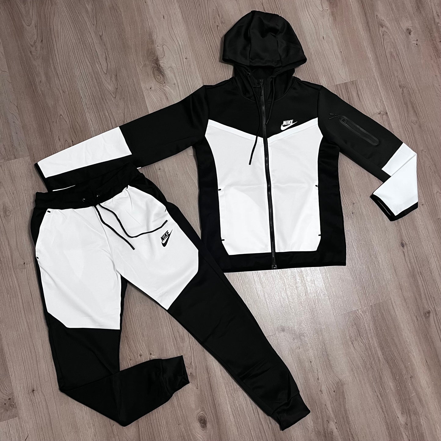 Conjunto NIKE TECH NEGRO/BLANCO