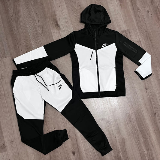 Conjunto NIKE TECH NEGRO/BLANCO