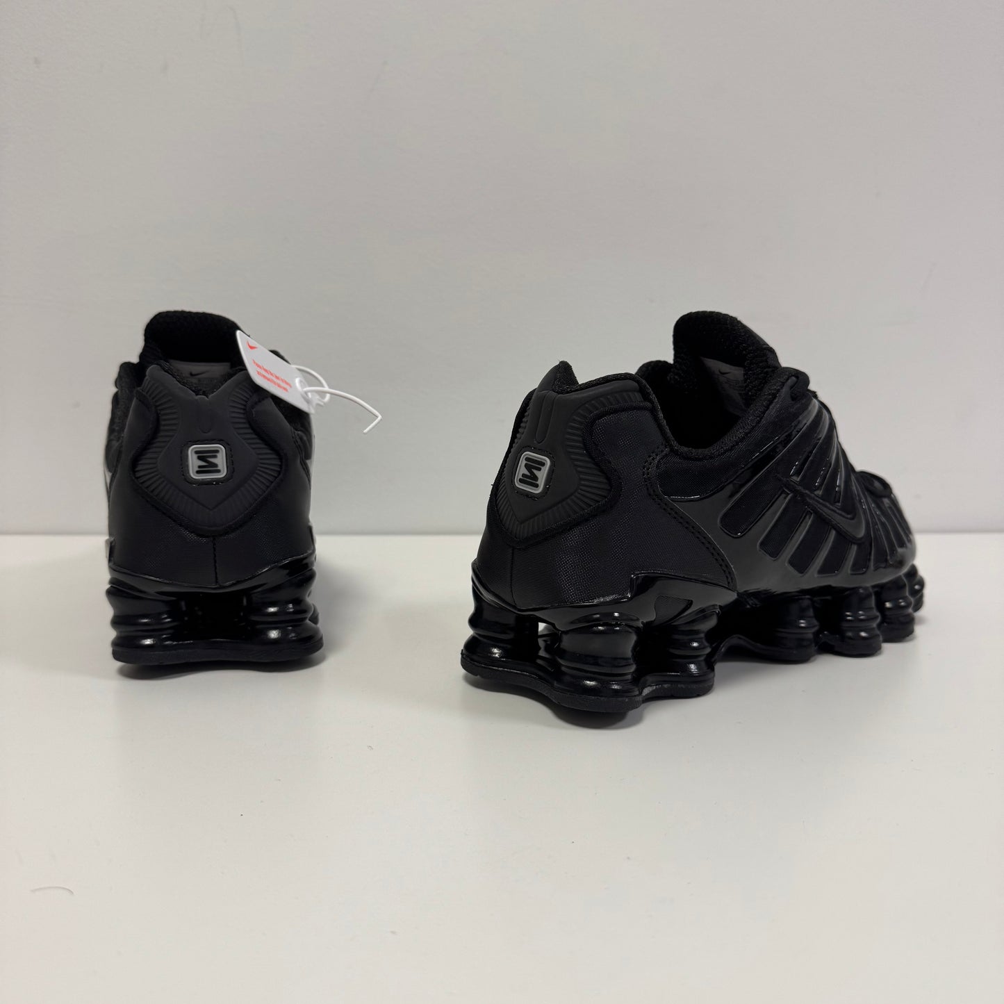 NIKE SHOX LÍNEAS GRISES REFLECTANTES🍭
