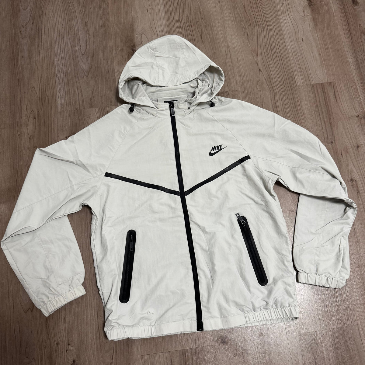 CHAQUETA NIKE TECH GRIS CLARO