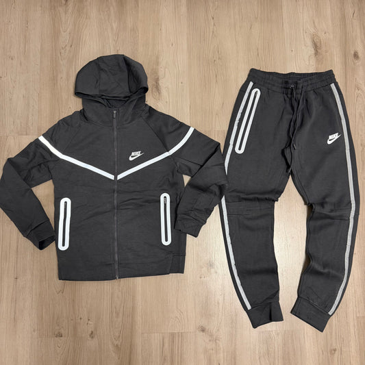 Conjunto NIKE TECH GRIS OSCURO