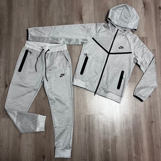 Conjunto NIKE TECH X MADURO😜