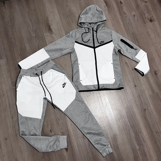 Conjunto NIKE TECH GRIS/BLANCO