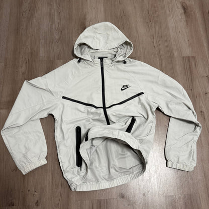 CHAQUETA NIKE TECH GRIS CLARO